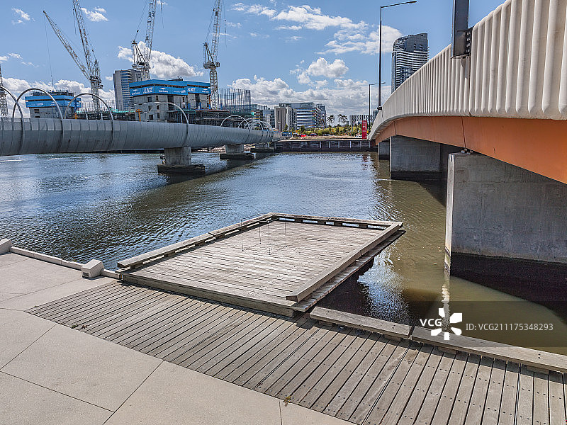 后板显示一个木制的码头与桥在澳大利亚的一条河图片素材