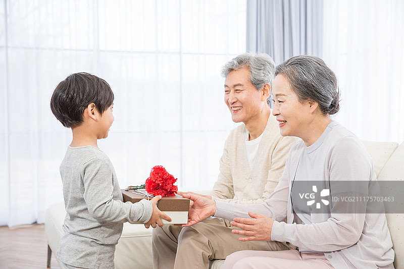 韩国，家庭，母亲节(节日)，祖父母，康乃馨，微笑，家庭月图片素材