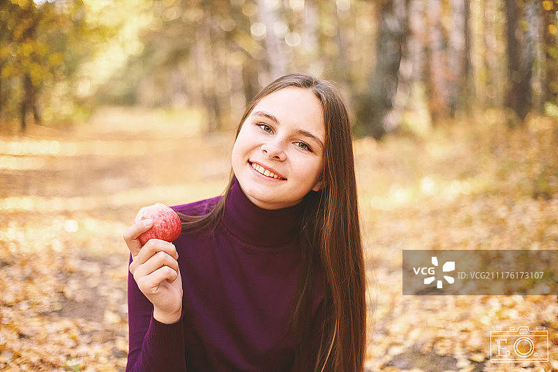 有红苹果的迷人女孩图片素材