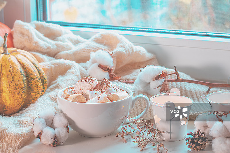一杯咖啡和窗台上的棉花糖，舒适的家庭概念图片素材
