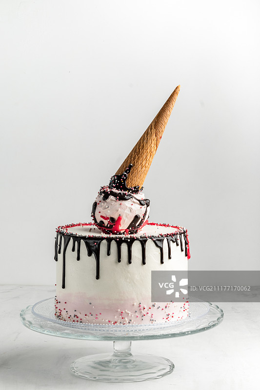 冰淇淋蛋筒生日层蛋糕在白色背景垂直自由空间的文字图片素材