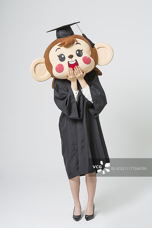 猴子头女人穿着毕业服手捂着嘴的照片图片素材