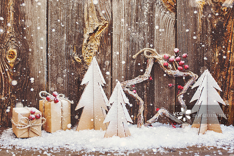 木制背景上的圣诞节装饰图片素材