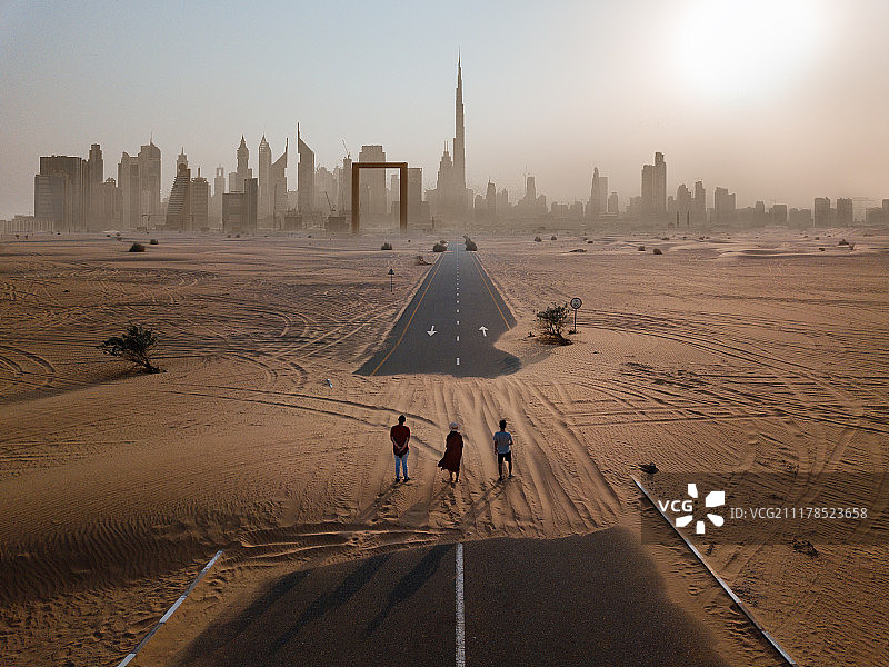 通往迪拜的沙漠公路图片素材