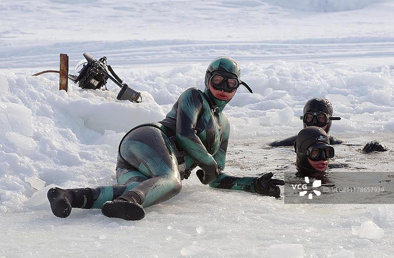 潜水员，冰上潜水，白海，卡累利阿，俄罗斯，北极，欧洲图片素材