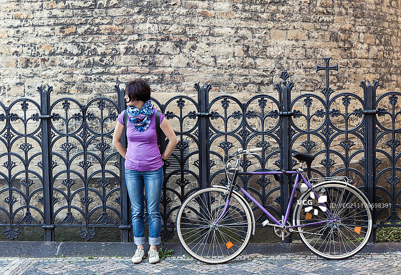 年轻女子和老式自行车图片素材
