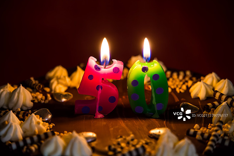 点燃蜡烛的50岁生日蛋糕图片素材