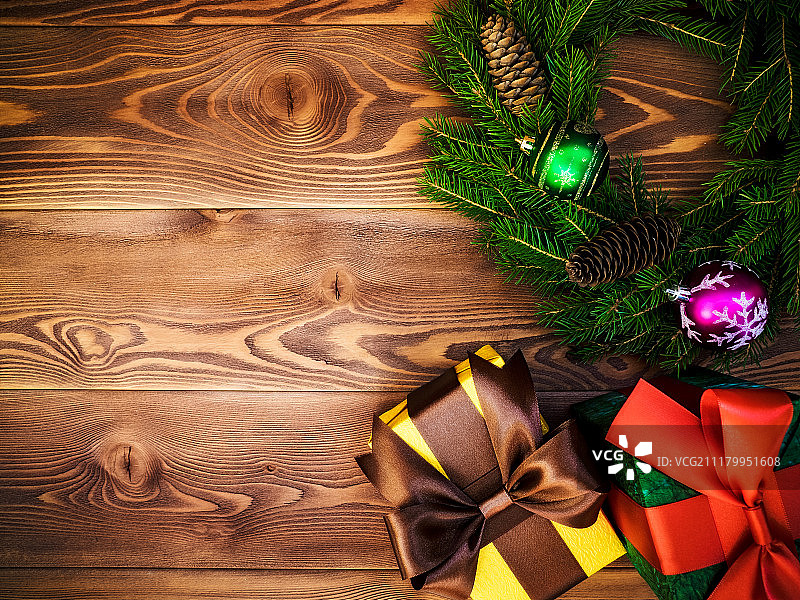木板上的花圈。包装礼品盒。圣诞节和新年的概念图片素材