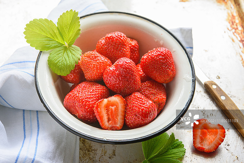 窗台上乡下碗里的熟红草莓图片素材