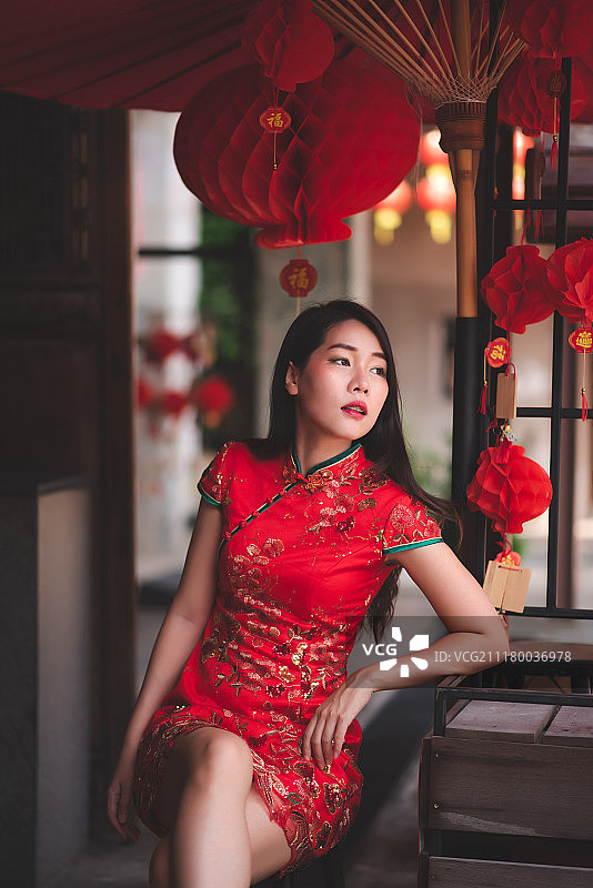 穿着红色旗袍的亚洲华人妇女图片素材