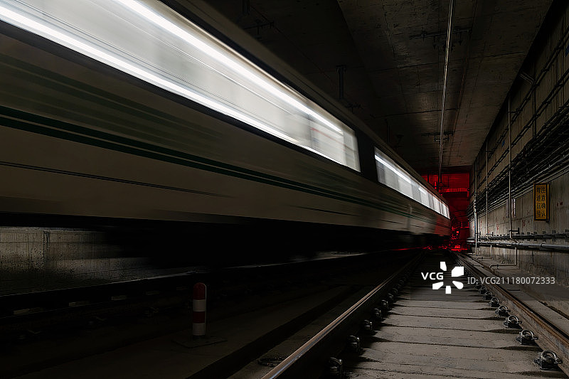 隧道中飞驰的列车图片素材