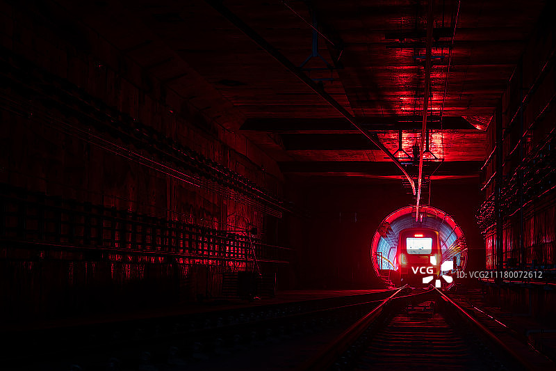 隧道中的列车图片素材