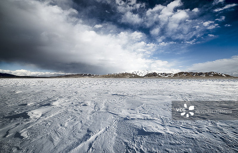 云景下的雪山和大片冰雪地面图片素材