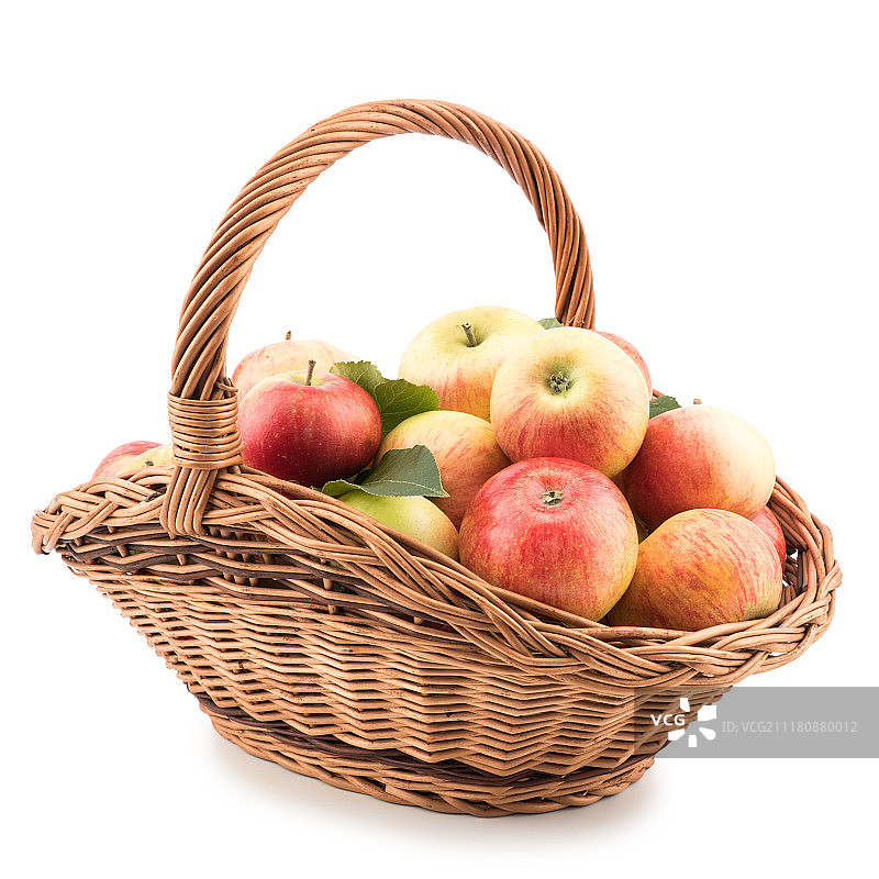 多汁的苹果在篮子里，孤立在白色图片素材
