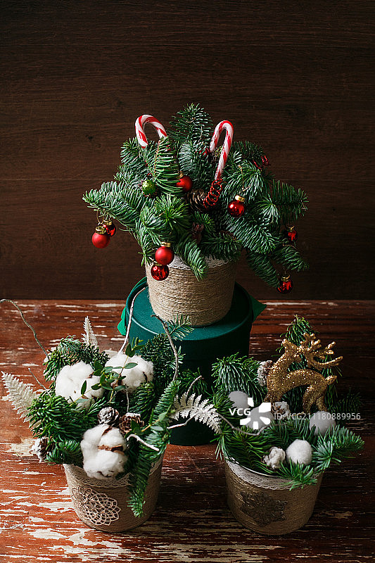 采购产品圣诞花花环装饰与小玩意，红蝴蝶结，冬青和冬季绿色植物在橡树图片素材