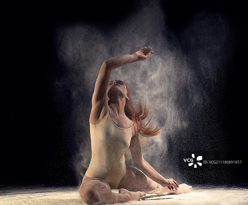 性感的女舞者表演灰尘舞图片素材