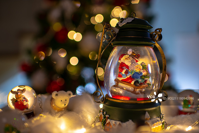 圣诞背景与圣诞老人在一个雪花球图片素材