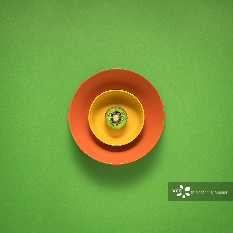 厨房用具的创意照片，在绿色背景上画有食物的盘子。图片素材
