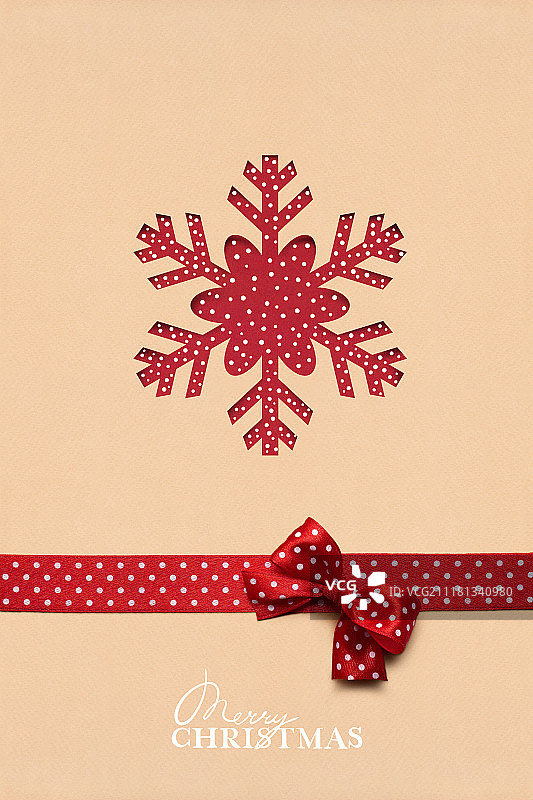 这是一张创意的圣诞概念照片，在棕色的背景上用纸制成的雪花。图片素材