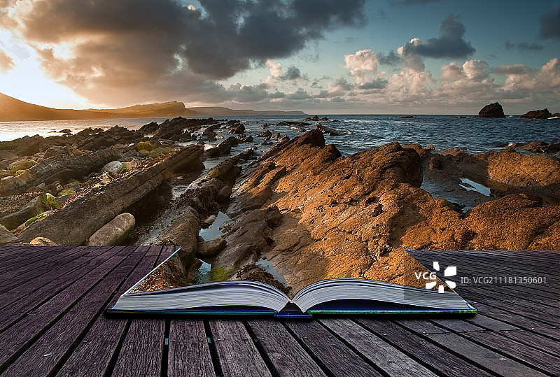 创意合成的海景图像在魔术书的页图片素材