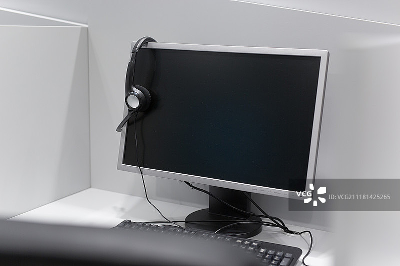空的呼叫中心办公室里的电脑和耳机图片素材