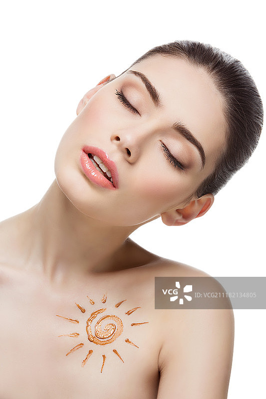 皮肤上涂着太阳的女人肖像图片素材