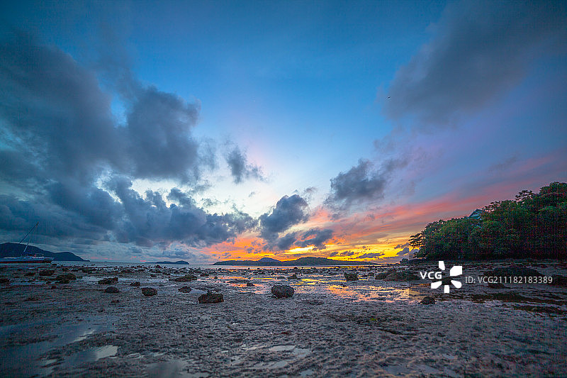 普吉岛拉威海上美丽的日出图片素材