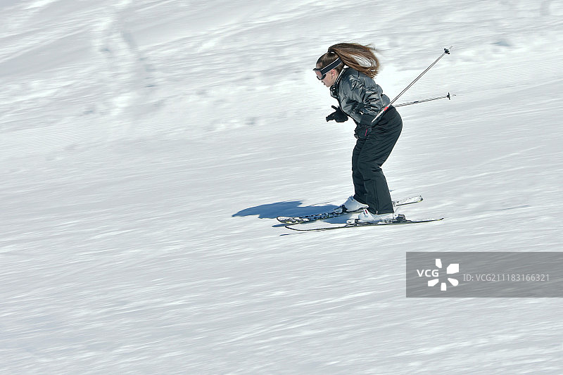在奥地利滑雪的少女图片素材