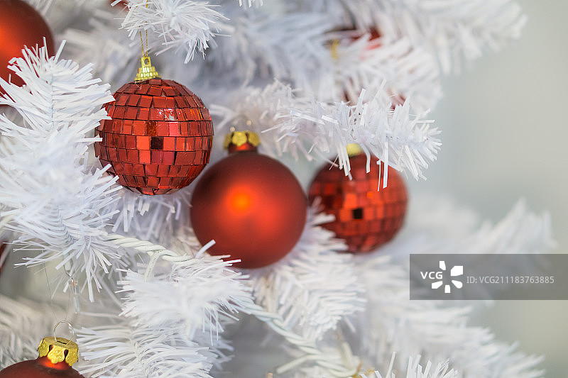 美丽的装饰白色圣诞树与红色的灯泡和灯图片素材