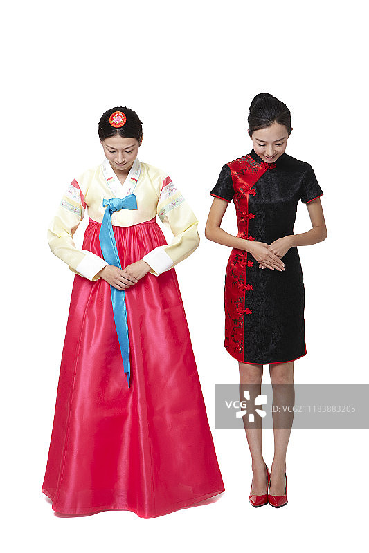 两个穿着传统服装的妇女站着的姿势图片素材
