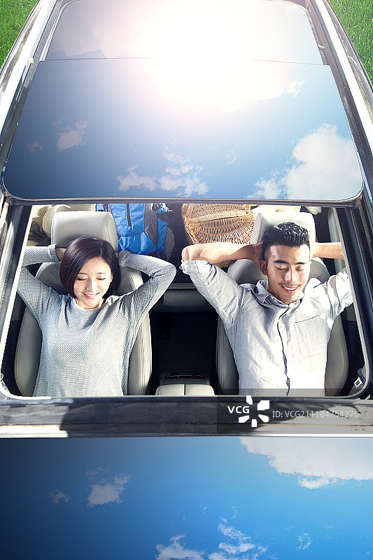 青年夫妇在车座上睡觉图片素材