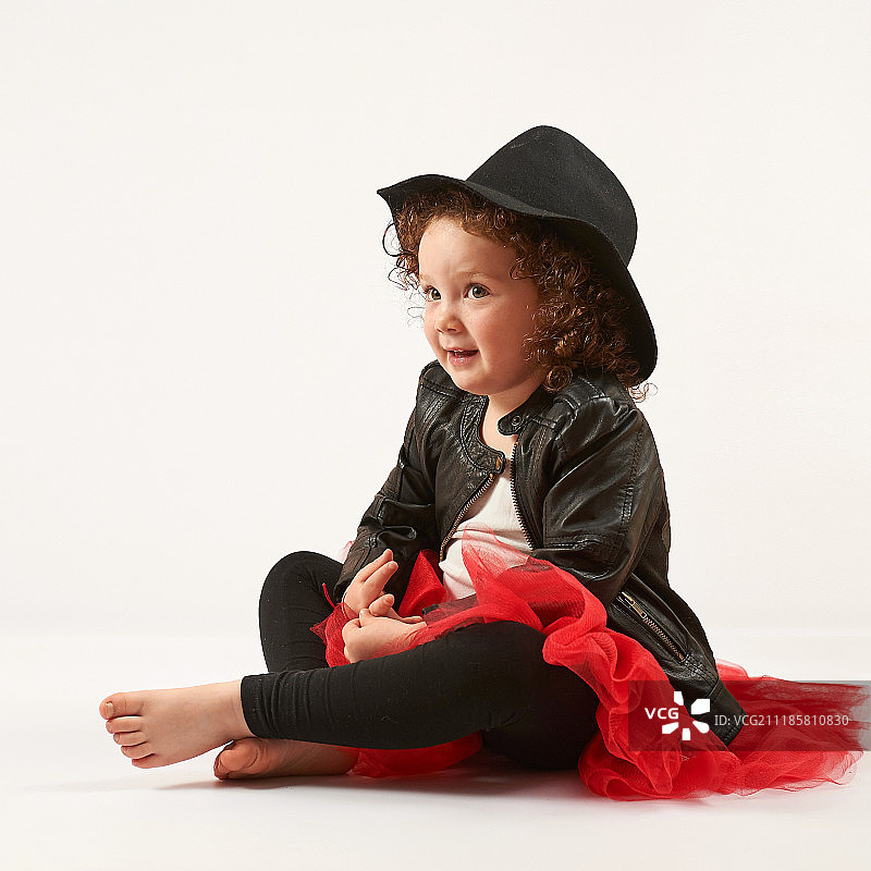 小女孩时尚模特与黑帽子图片素材