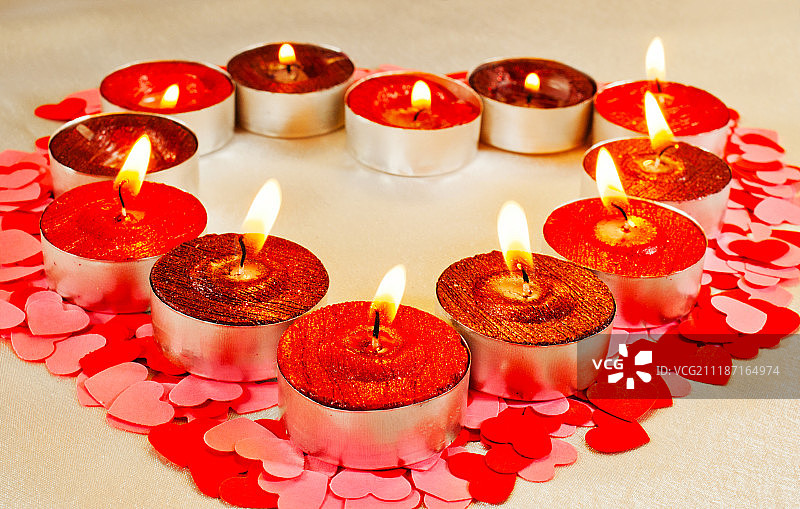 许多燃烧的蜡烛在一个心的形式图片素材