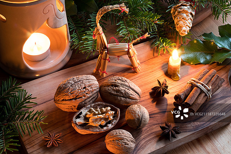 圣诞装饰-核桃，蜡烛，肉桂，八角图片素材