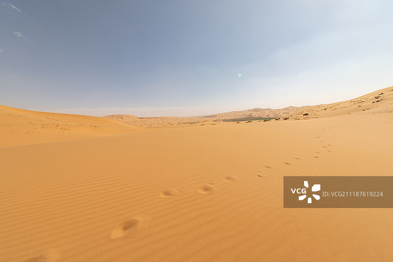 阳光灿烂的沙漠腹地图片素材