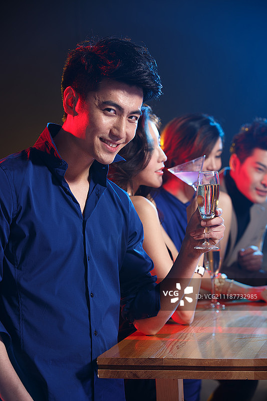 青年男女在酒吧喝酒图片素材