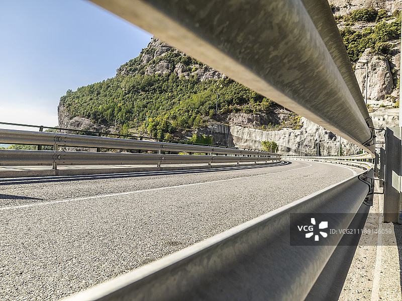 在西班牙的一个水坝上显示了一条带有障碍物的道路图片素材