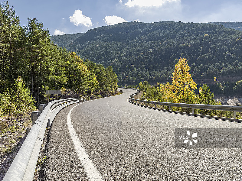 后板显示在西班牙山区的柏油路景观图片素材