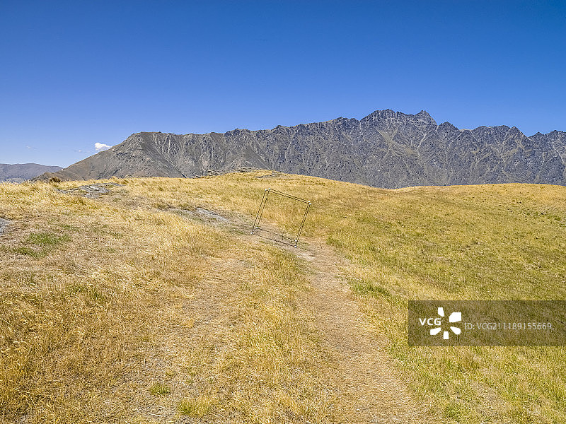 后板显示在新西兰的山景观草山图片素材