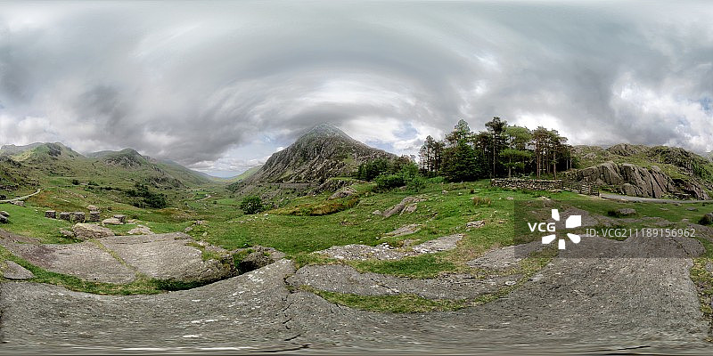360掳 HDRI showing a rocky area with mountain top in background in Ireland图片素材