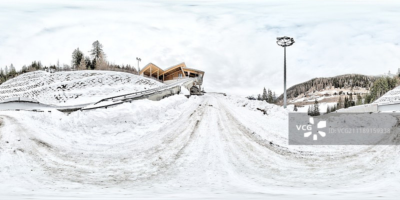 360掳 HDRI showing a snow covered road in a ski resort in France图片素材