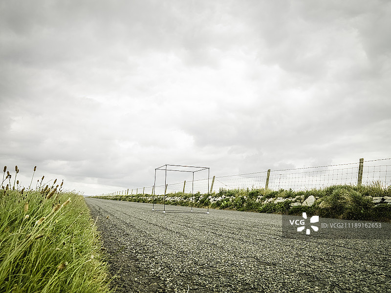 后板显示在英国乡村的单一车道道路图片素材
