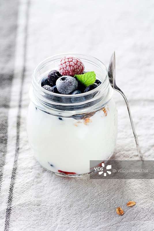 希腊酸奶，加燕麦和浆果的罐子图片素材