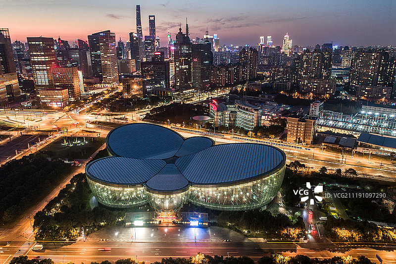 航拍 夜幕下的上海东方艺术中心图片素材