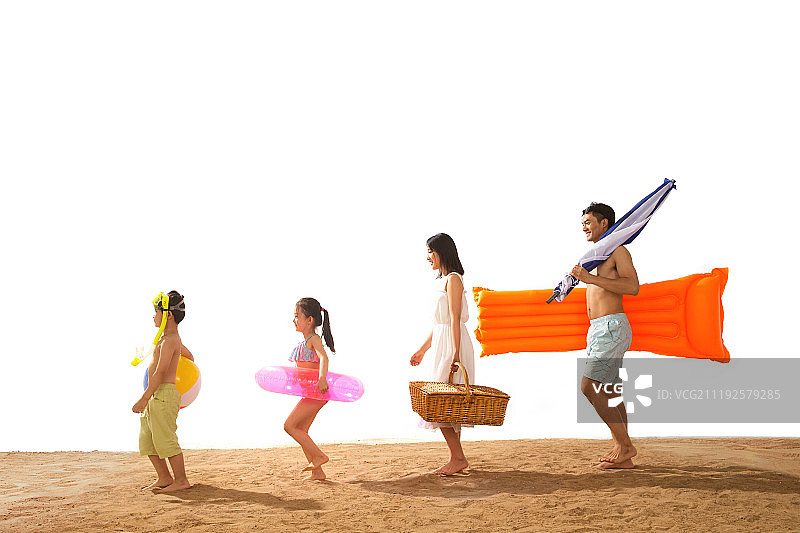 幸福家庭在沙滩上玩耍图片素材