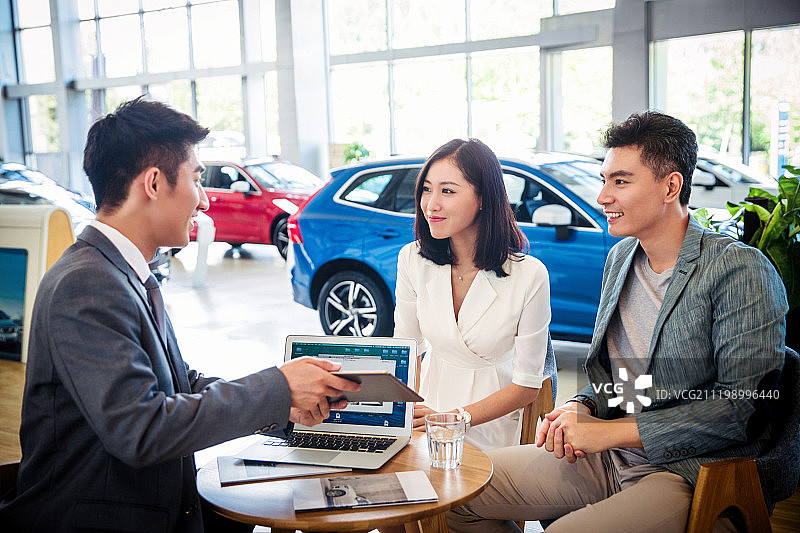 汽车销售人员和顾客图片素材