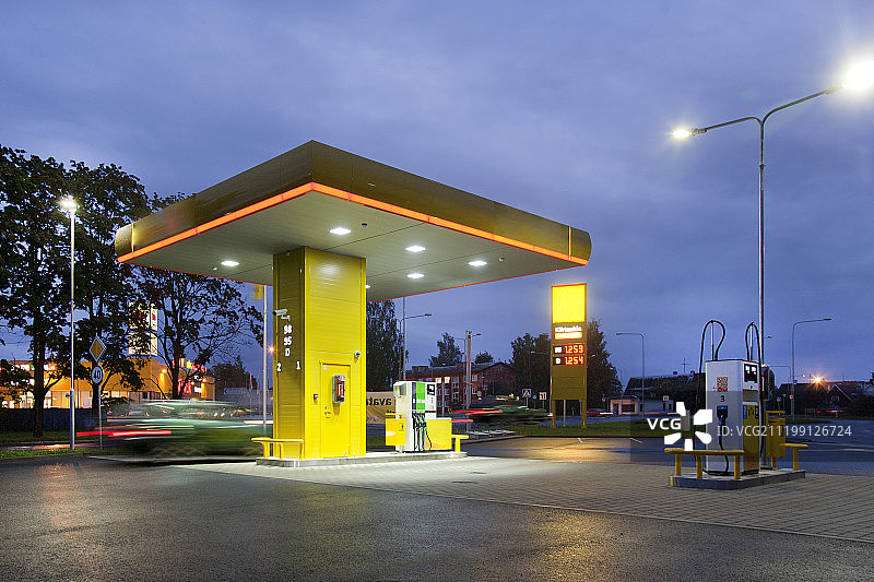 爱沙尼亚晚上的加油站图片素材