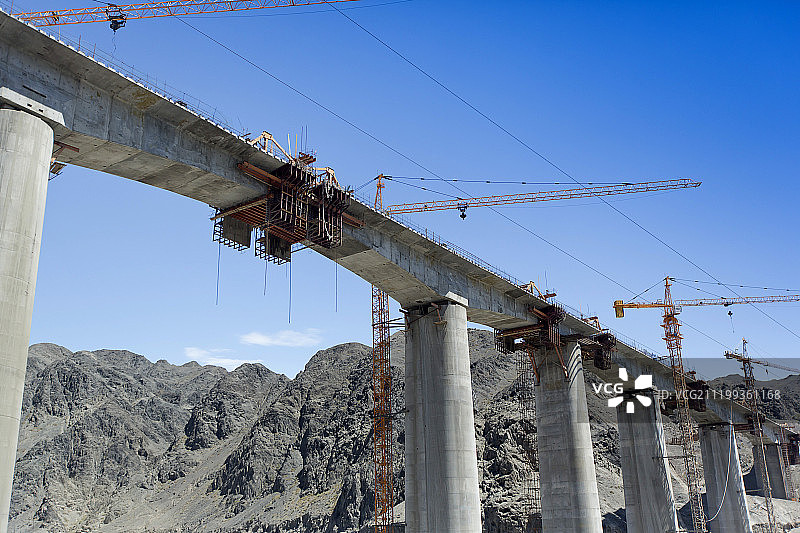 新疆阿勒泰道路桥梁高铁建设图片素材