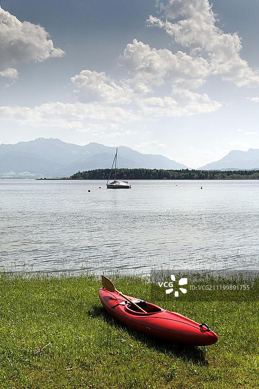 红色独木舟在基姆湖前，基姆高，上巴伐利亚，德国，欧洲图片素材