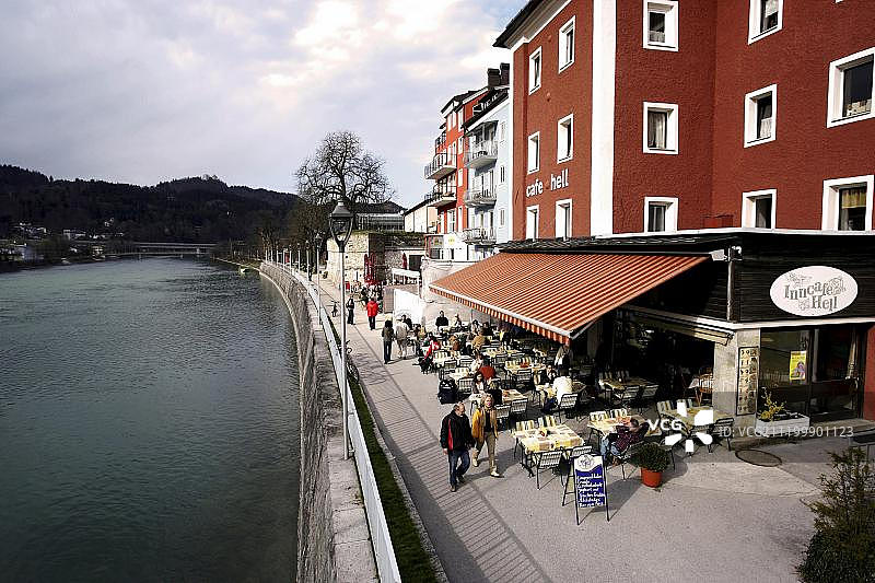River Inn，“Inncafe Hell”，历史小镇，Kufstein, Tyrol，奥地利，欧洲图片素材